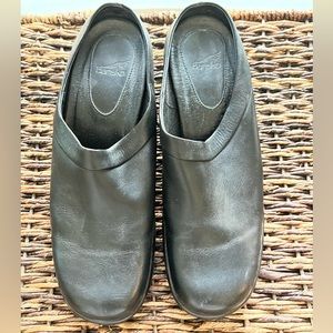 Dansko Black Leather slip on mules clogs, size 41